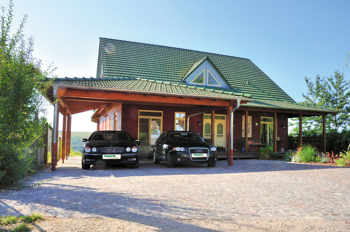 Walmdach-Carport mit Ziegeleindeckung passend zum Anwesen